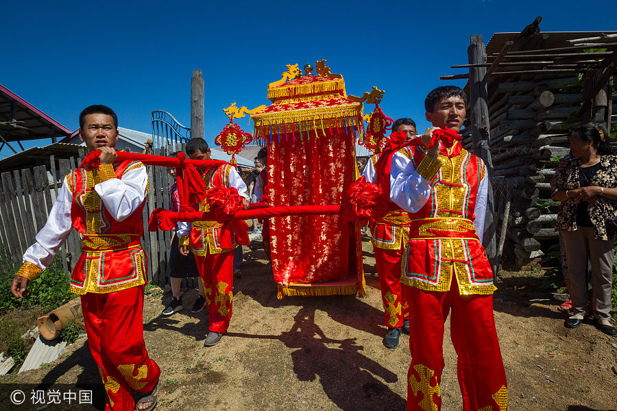 Modern couple's traditional Chinese wedding