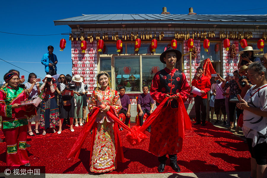 Modern couple's traditional Chinese wedding