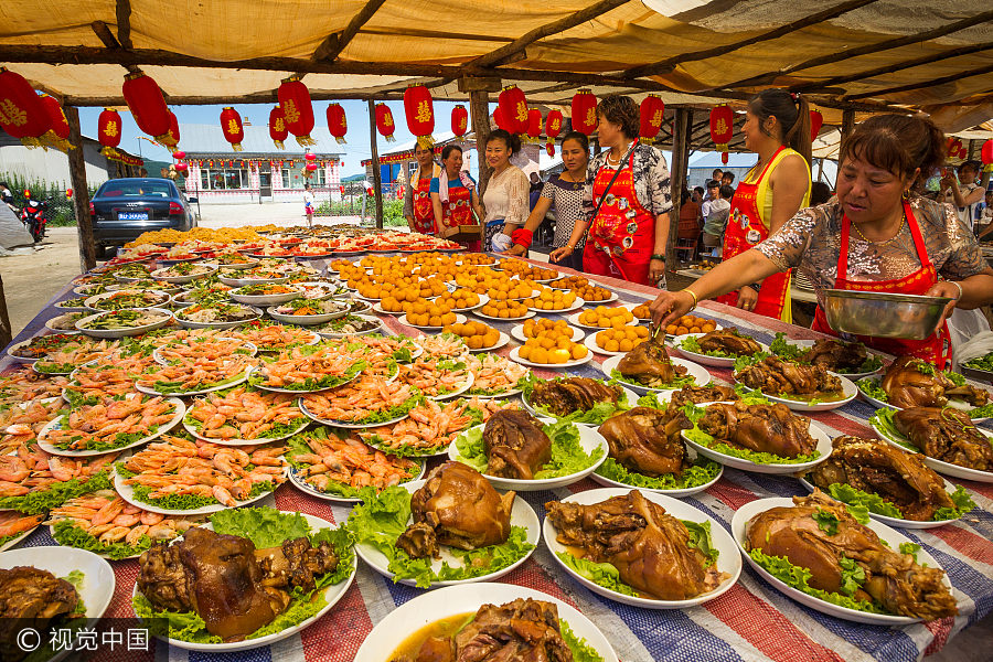 Modern couple's traditional Chinese wedding