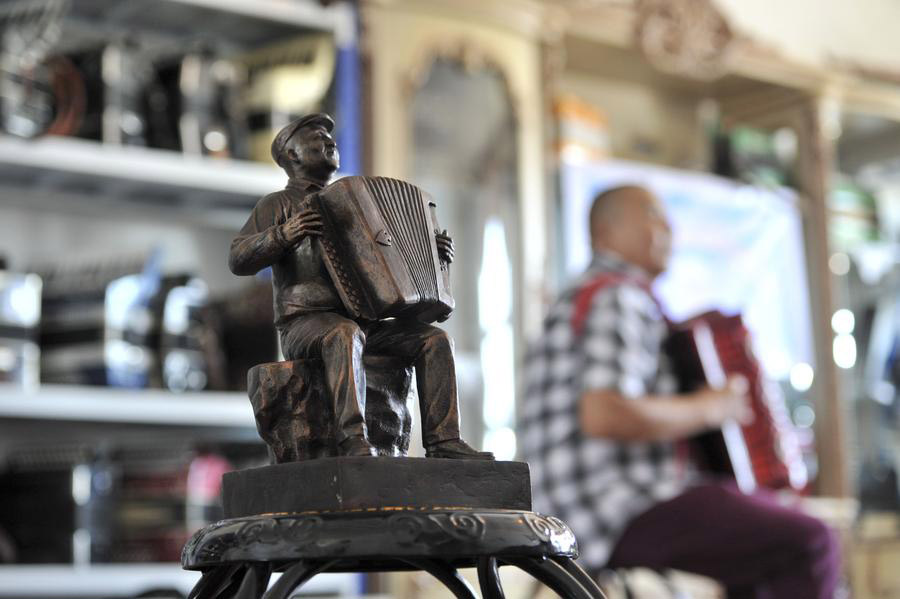 Accordion fanatic in NW China's Xinjiang