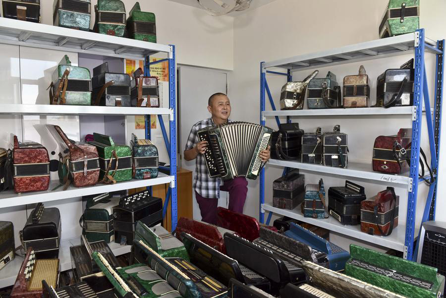 Accordion fanatic in NW China's Xinjiang