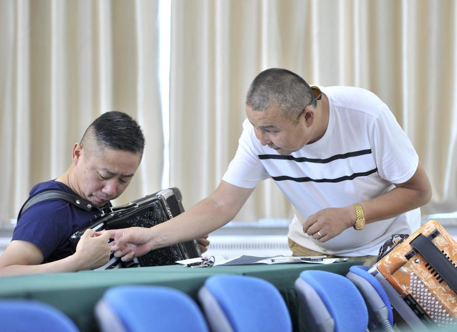 Accordion fanatic in NW China's Xinjiang