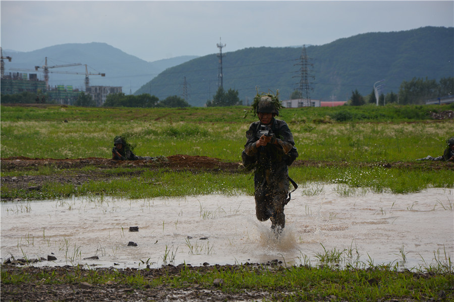 Soldiers carry out live-fire exercise in Northeast China