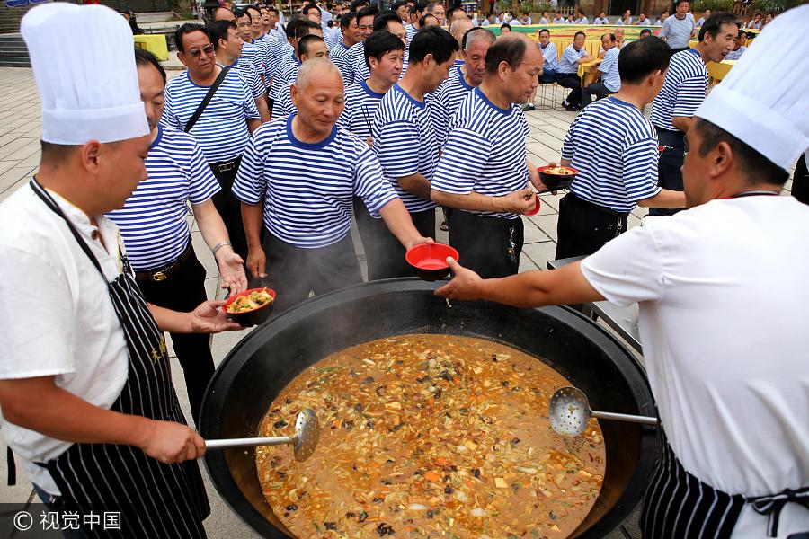 Veterans climb 2,000-meter-high peak to mark PLA's birthday