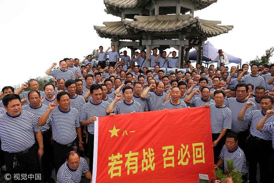 Veterans climb 2,000-meter-high peak to mark PLA's birthday