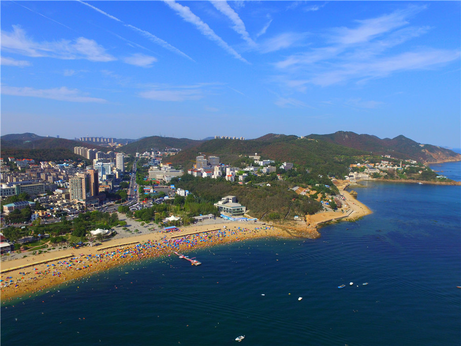 Tourists flock to Dalian beaches