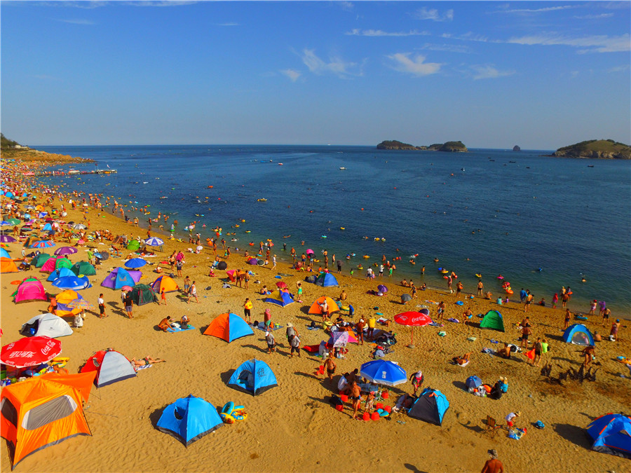 Tourists flock to Dalian beaches