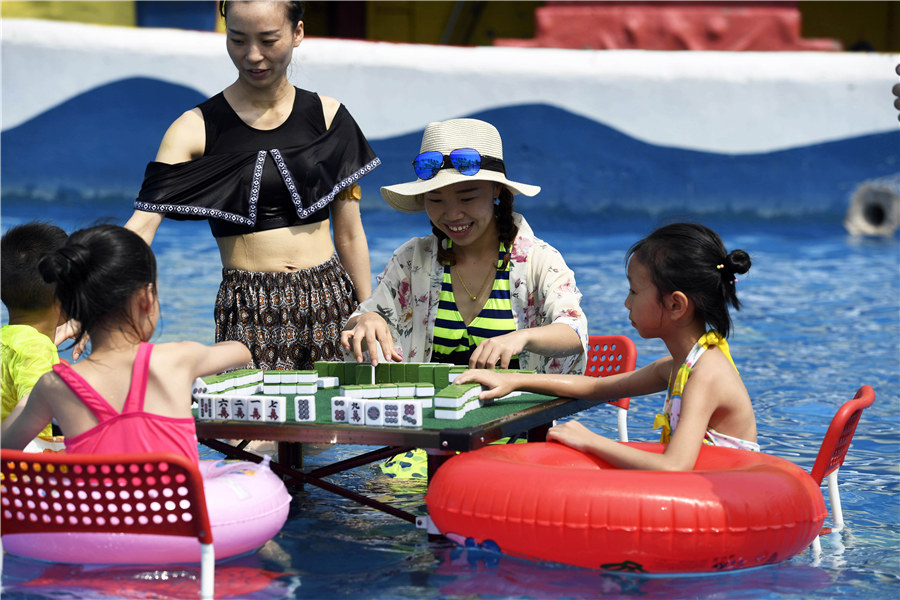 Play mahjong in water: Beating heat with fun