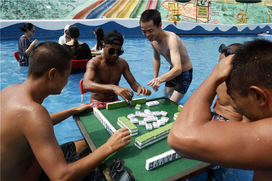 Play mahjong in water: Beating heat with fun