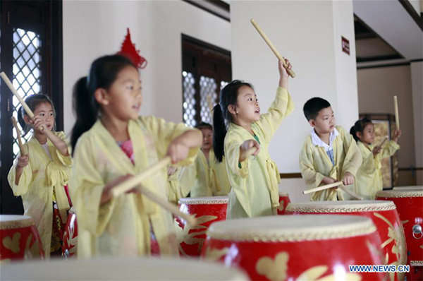 Traditional culture brings joy to children in summer vacation