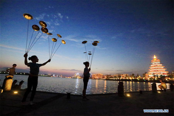 Traditional culture brings joy to children in summer vacation