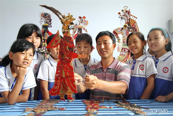 Traditional culture brings joy to children in summer vacation