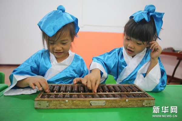 Traditional culture brings joy to children in summer vacation