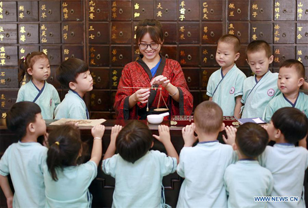 Traditional culture brings joy to children in summer vacation