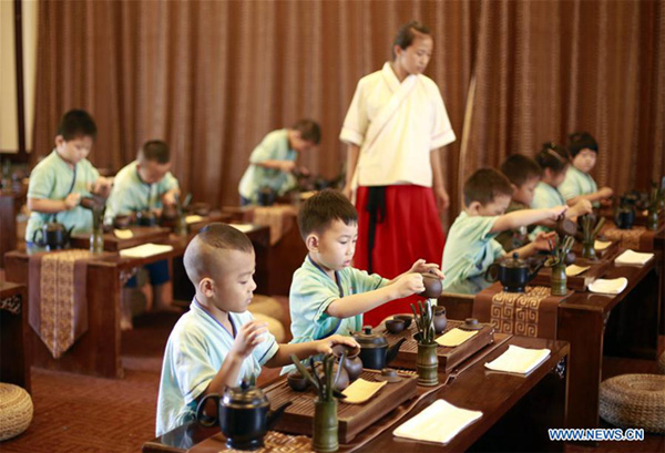 Traditional culture brings joy to children in summer vacation