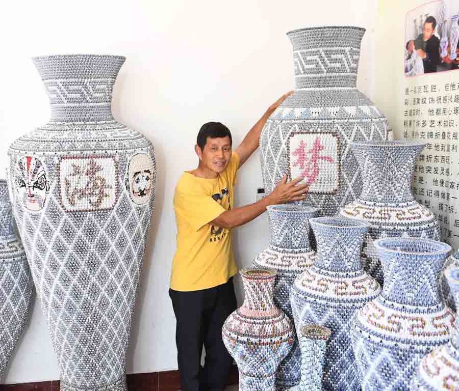 Chinese artist makes vases using playing cards