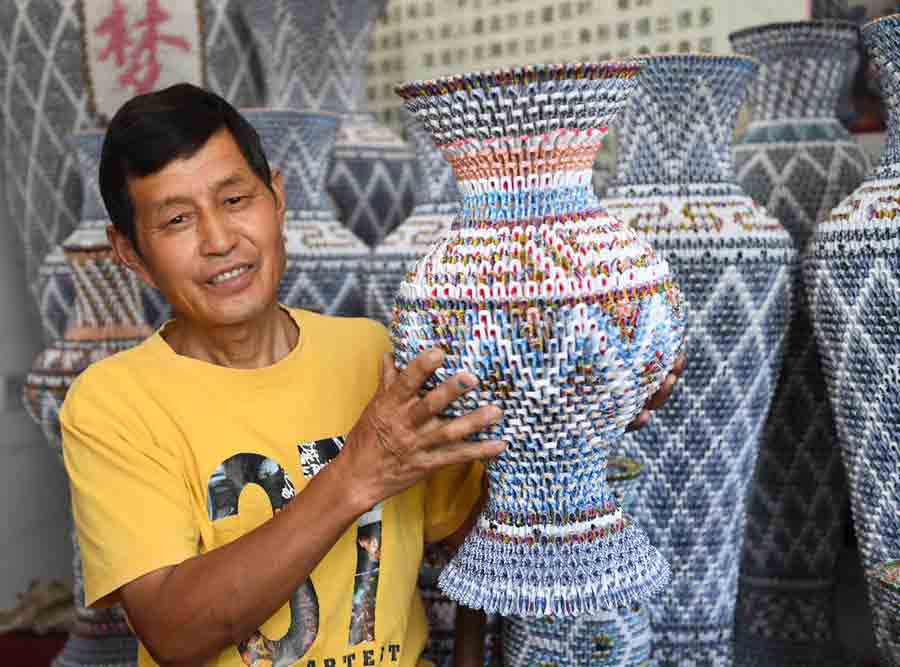 Chinese artist makes vases using playing cards