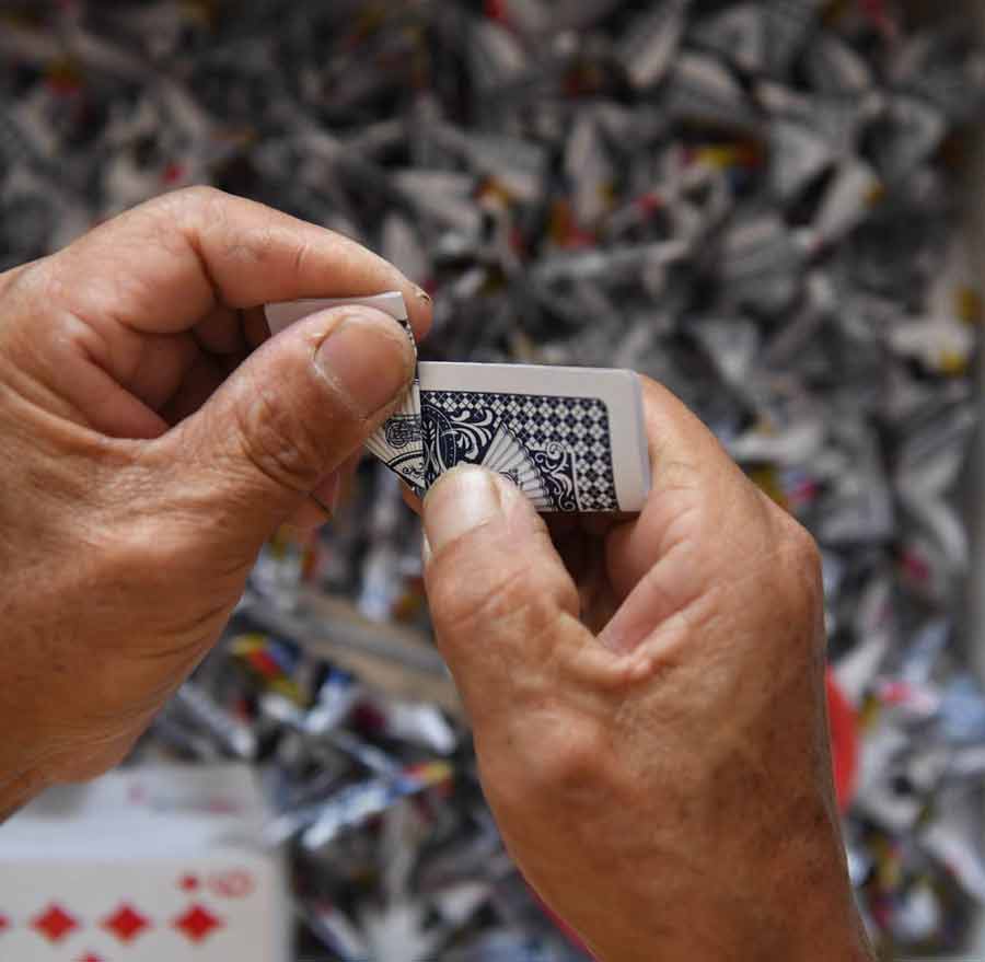 Chinese artist makes vases using playing cards