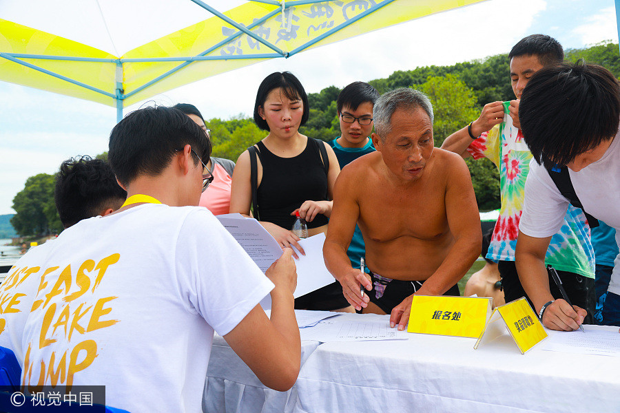 'Lake-jumping' festival brings coolness in Wuhan