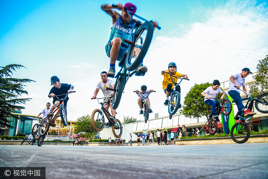 'Lake-jumping' festival brings coolness in Wuhan