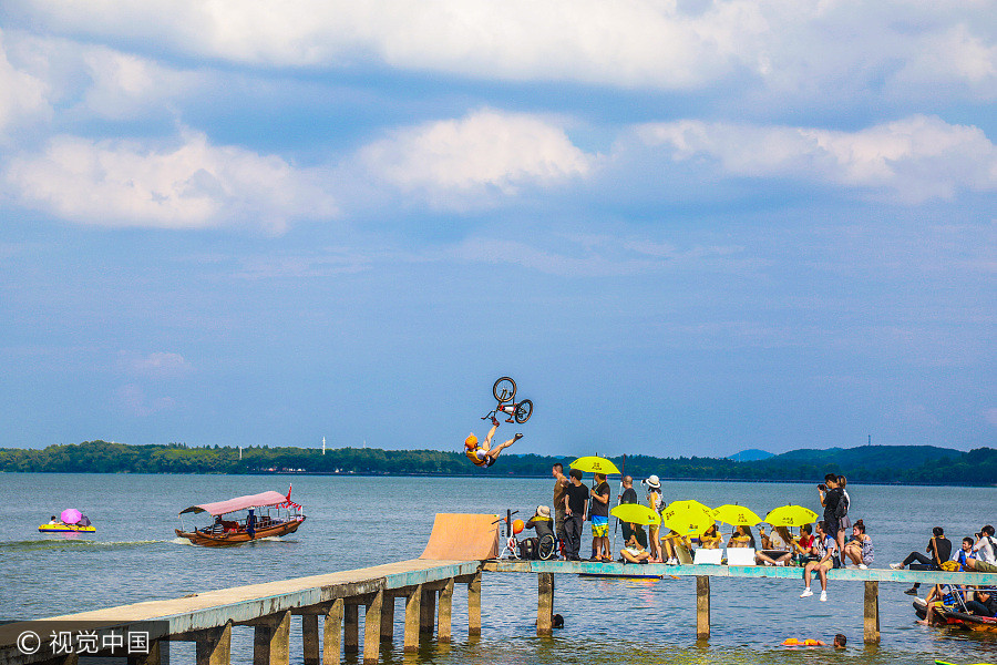 'Lake-jumping' festival brings coolness in Wuhan