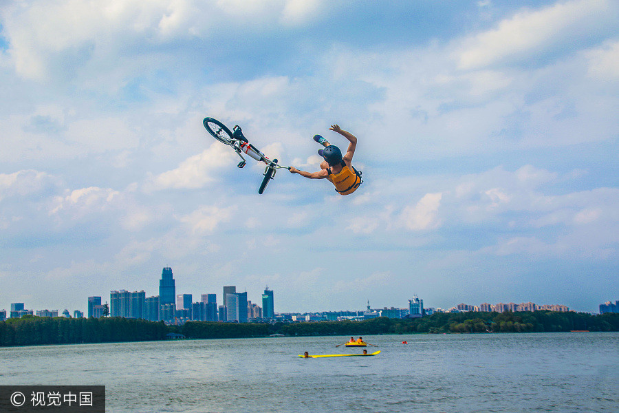 'Lake-jumping' festival brings coolness in Wuhan