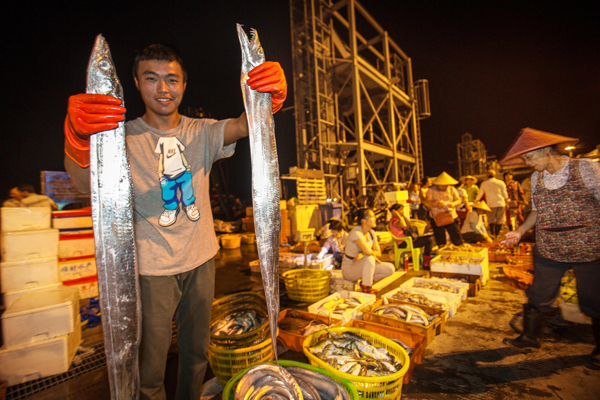 Hainan fishermen swarm to sea as seasonal ban lifted