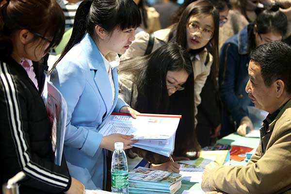 Open-minded or forced? Chinese graduates go slowly in finding jobs