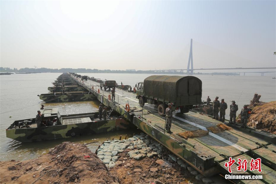 Soldiers build 900-meter-long pontoon in 27 minutes