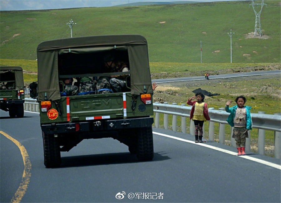 Children salute soldiers along Sichuan-Tibet Highway