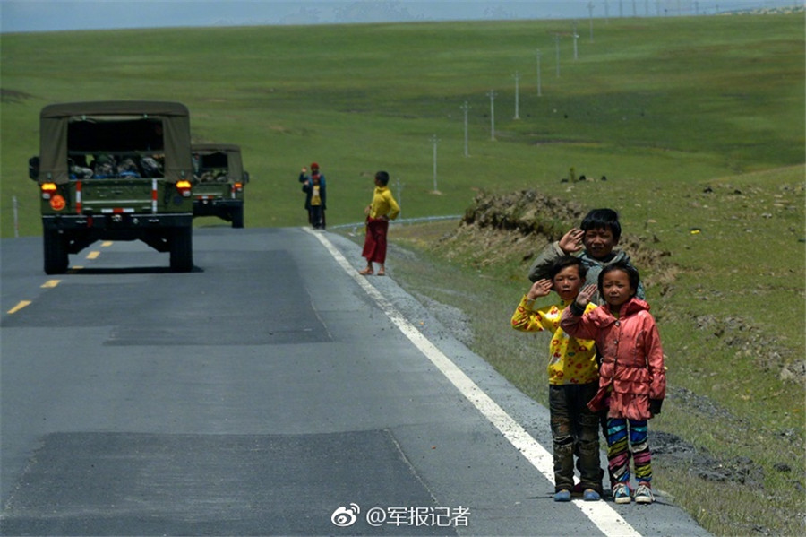 Children salute soldiers along Sichuan-Tibet Highway