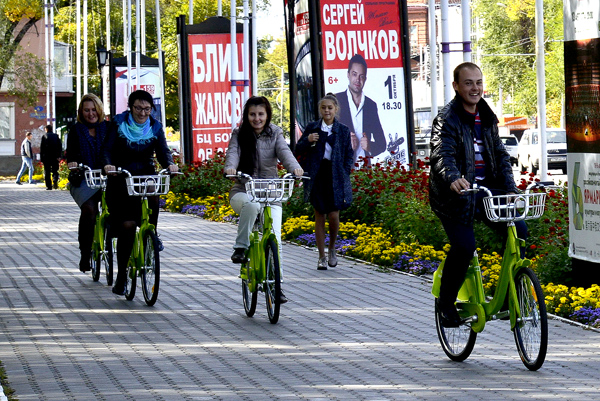 Rented bikes link Russian visitors