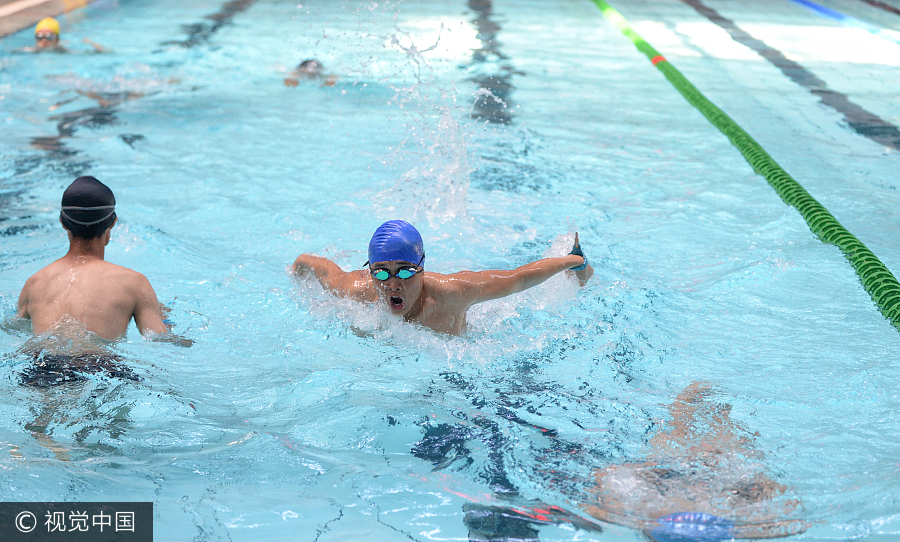 Tsinghua students take swimming test to get degree