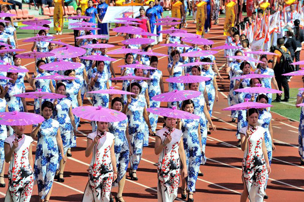 5,599 women in <EM>qipao</EM> dresses set new Guinness World Record