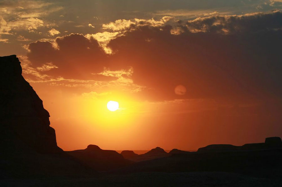 'Ghost Town' in Xinjiang desert offers wondrous landscapes