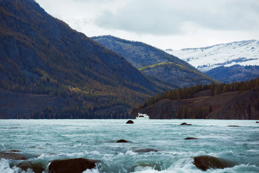 Bathed in blue and gold: Stunning autumn scenes in Xinjiang