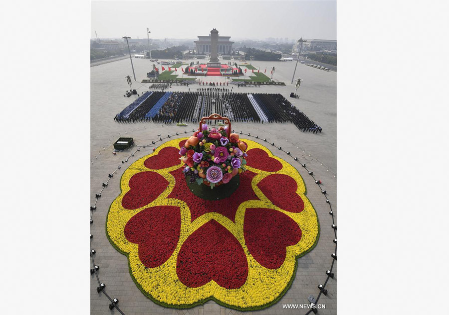 Chinese leaders pay tribute to national heroes at Tian'anmen Square