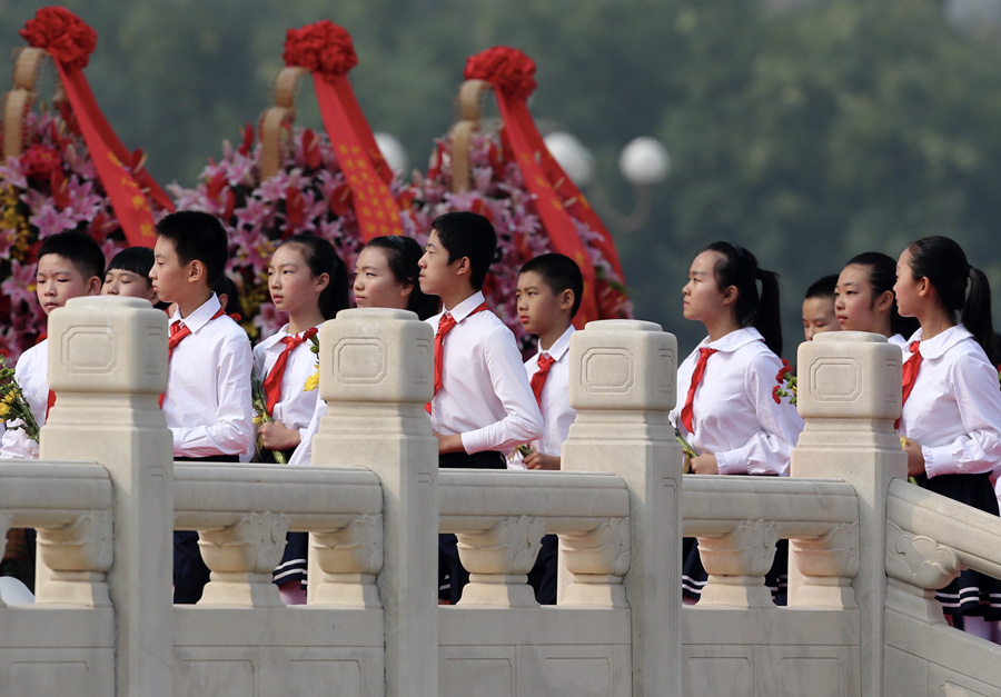 Chinese leaders pay tribute to national heroes at Tian'anmen Square