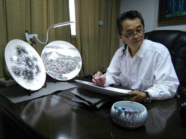 Chongqing factory worker draws on white china plates with pen