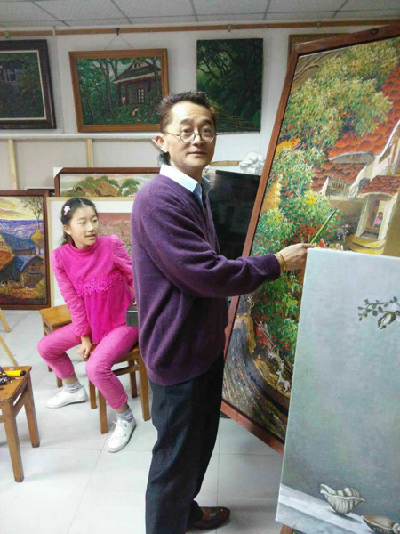 Chongqing factory worker draws on white china plates with pen