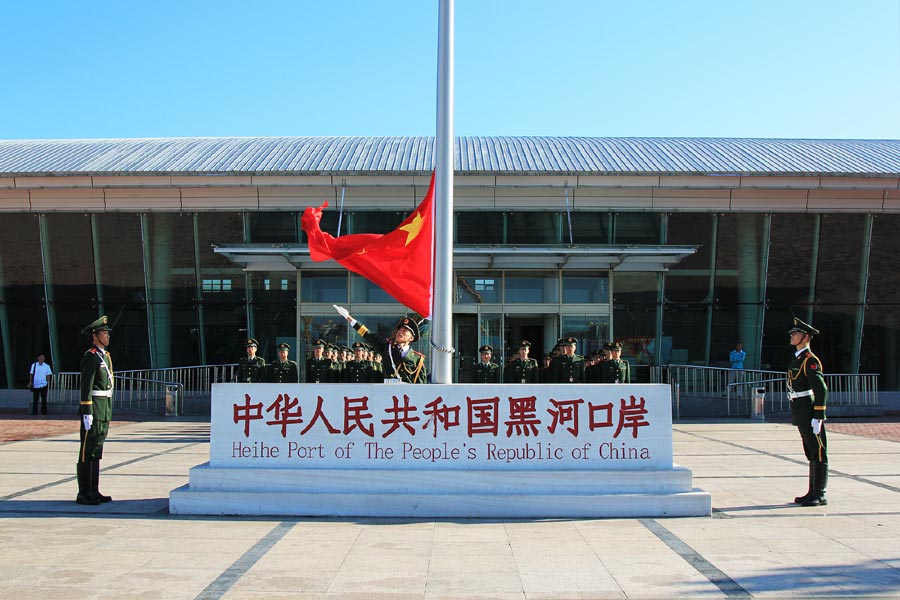 National flag-raising ceremonies held at border ports in Heilongjiang