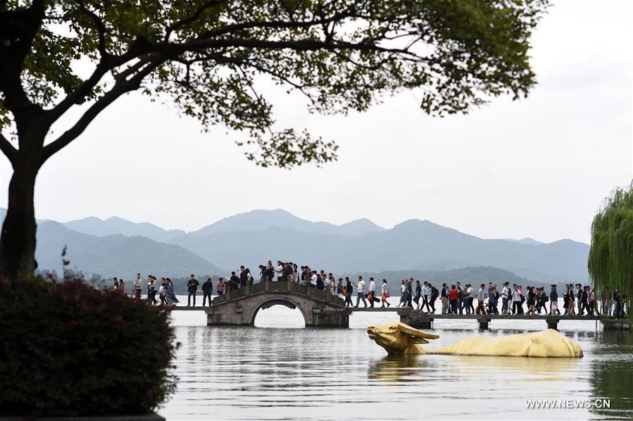 Full moon lightens Mid-Autumn Festival