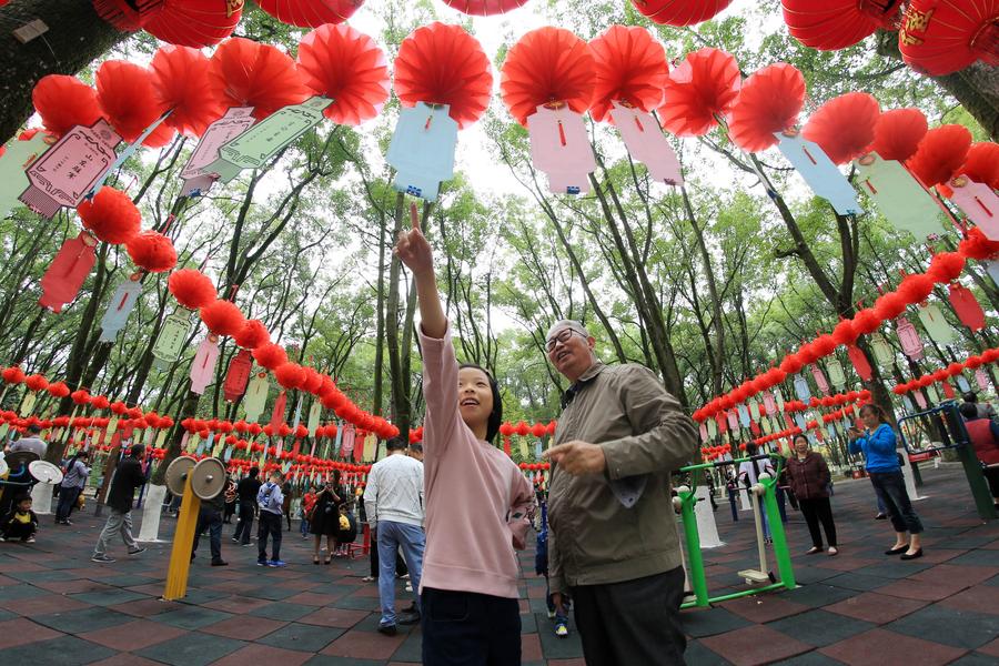 Full moon lightens Mid-Autumn Festival