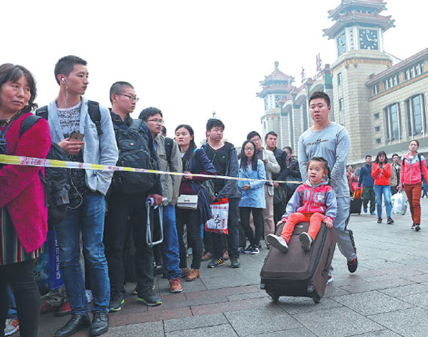 Cold, wet weather strafes travelers at holiday's end
