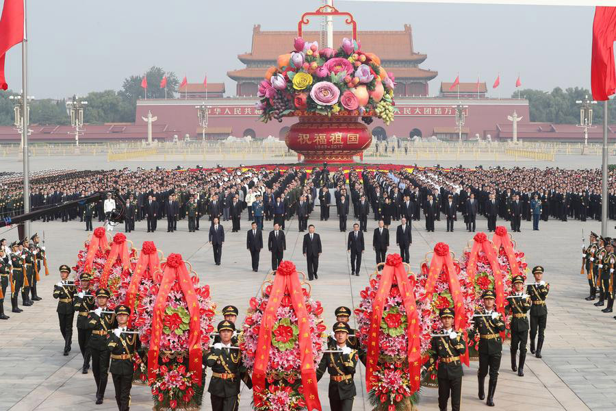 Chinese leaders pay tribute to national heroes at Tian'anmen Square