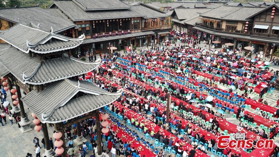 20,000 people share 2,140-meter long table banquet