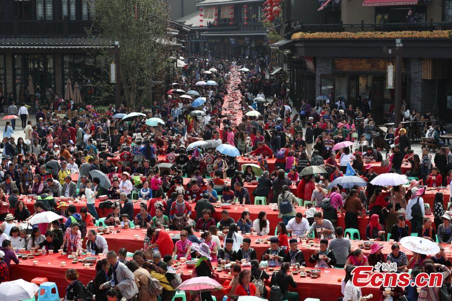 20,000 people share 2,140-meter long table banquet