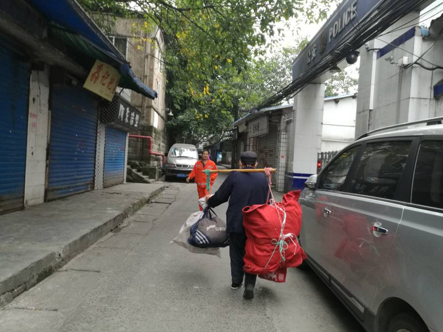 Are Chongqing '<EM>bang bang</EM>' porters a disappearing job?