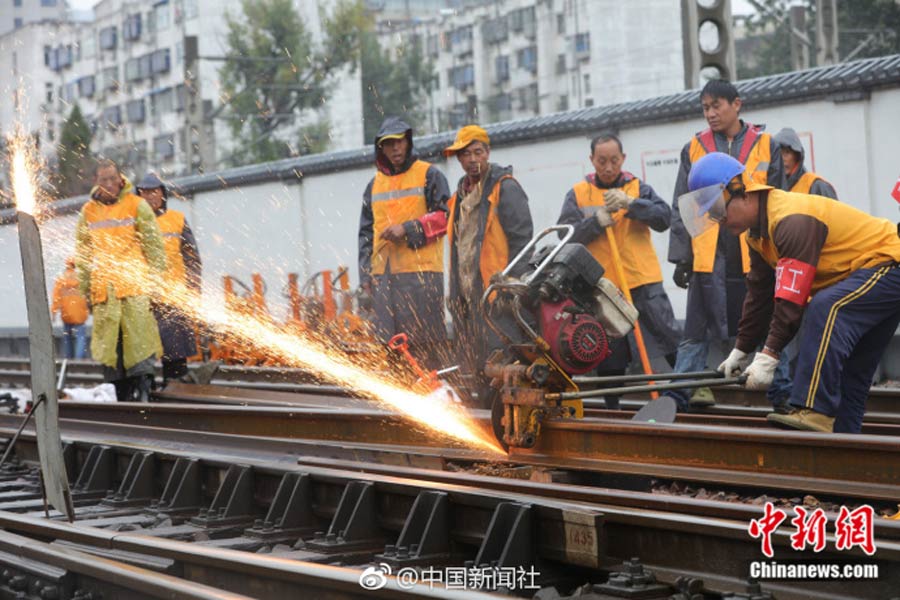 Farewell, wooden railway ties in Zhengzhou Railway Station