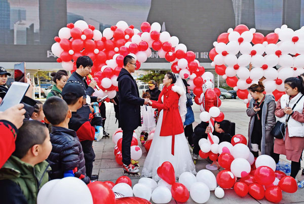 Couple tie the knot in roller skates